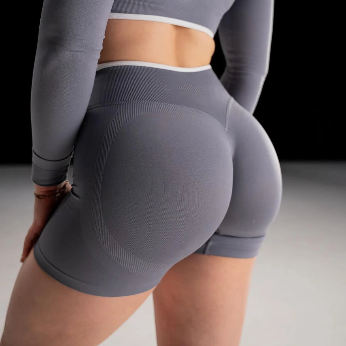 MELANI SHORTS – SEAMLESS SCRUNCH BUM LIFTING SHORTS
